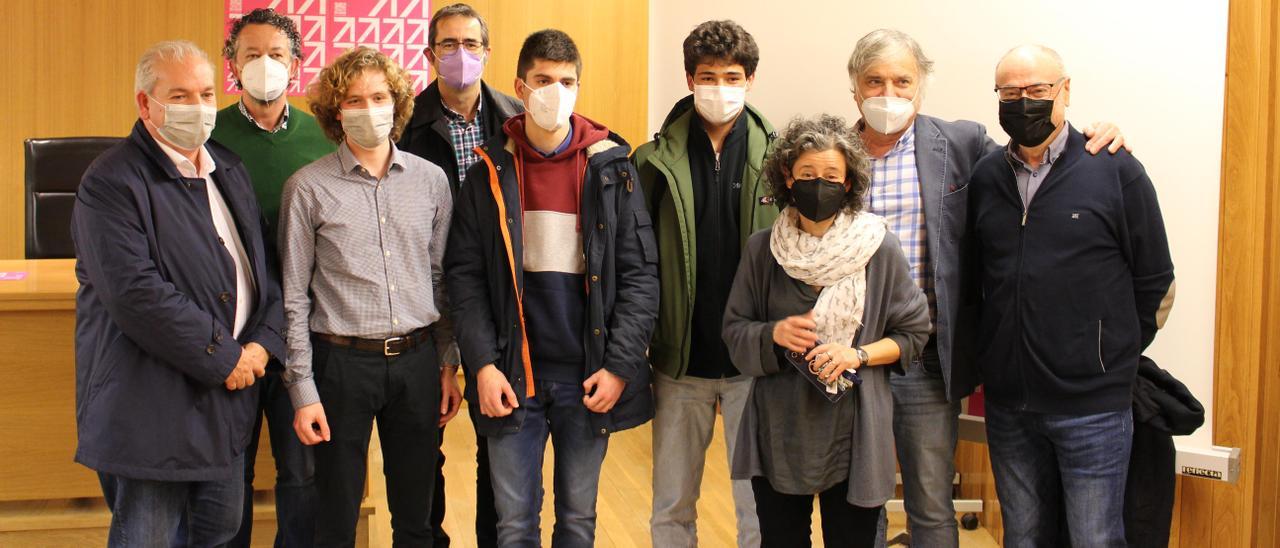 Denis Iglesias (centro) junto al resto de premiados en la Olimpíada de Bioloxía.