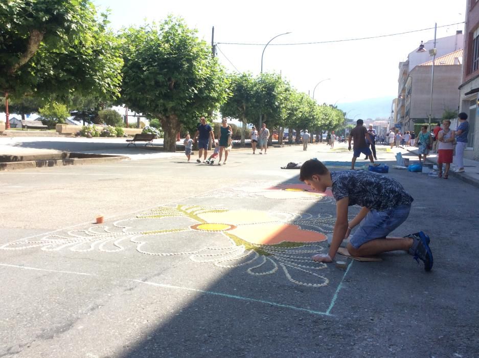 Cuando aún quedan varias horas para la procesión del Corpus las calles de Bueu ofrecen ya su mejor aspecto