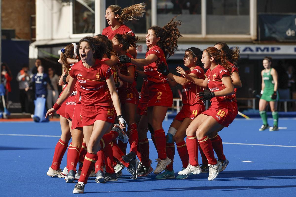 Begoña García (19), a la derecha, celebra la clasificación de España para los Juegos.