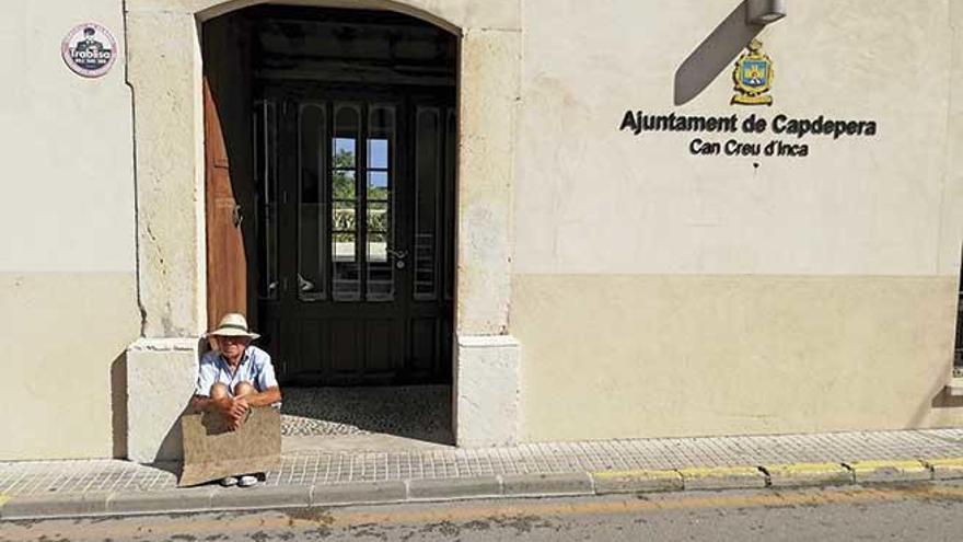 El octogenario Juan Trobat en plena sentada, ayer jueves, ante el ayuntamiento de Capdepera.