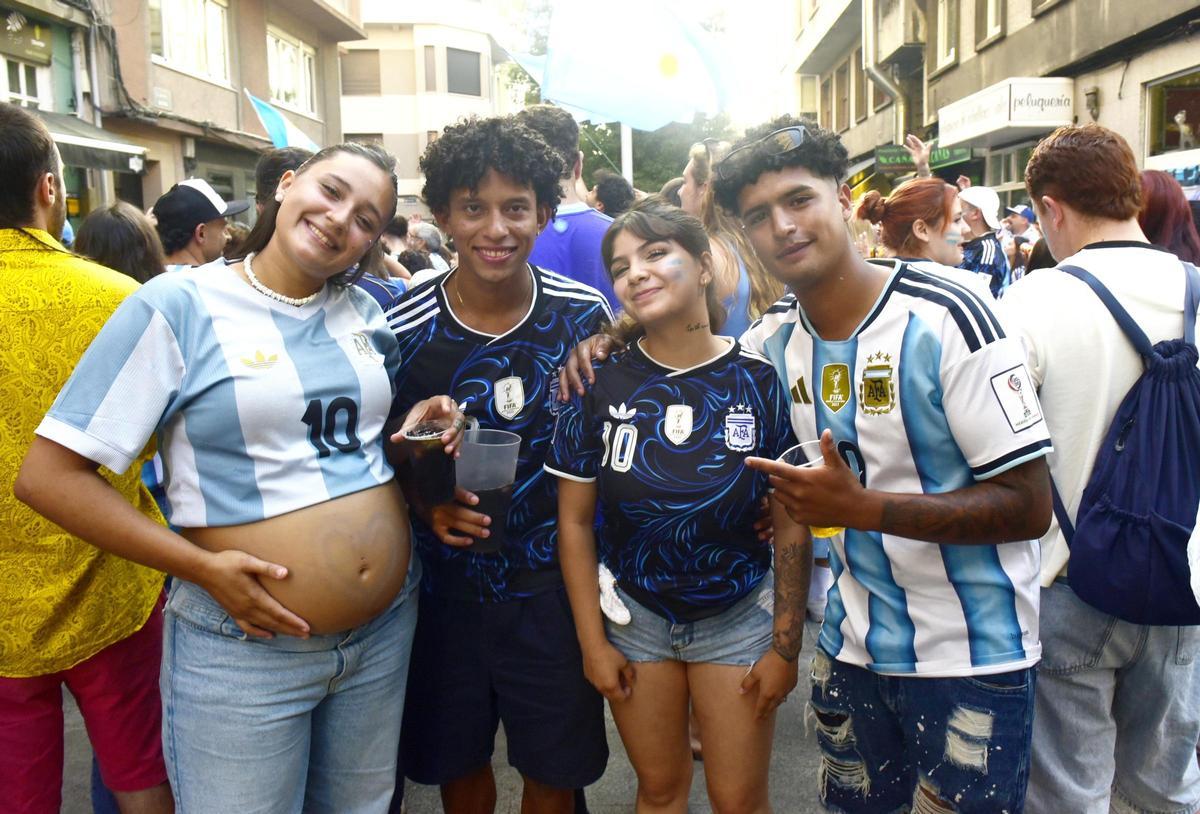 Aficionados argentinos siguen la final del Mundial en A Coruña