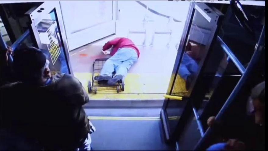 Brutal agresión a un anciano en un autobús en Las Vegas
