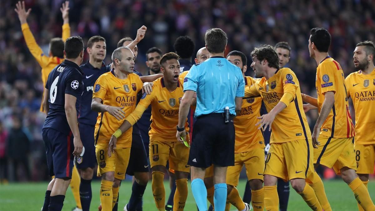 Los jugadores del Barça protestan la decisión de Nicola Rizzoli en el Atlético - Barça de 2016 en Champions