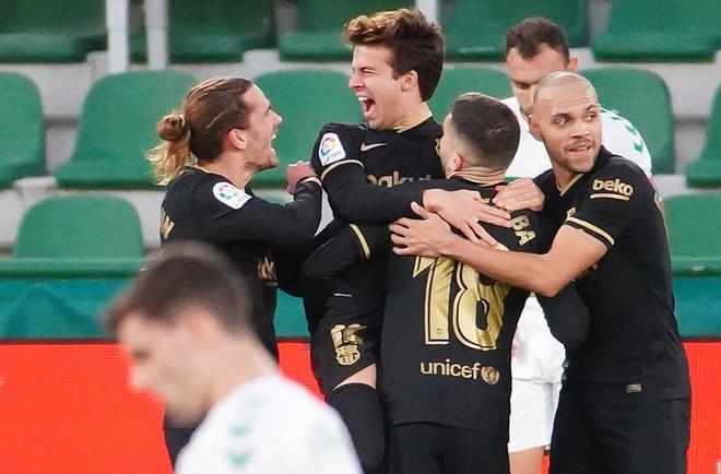 Riqui Puig celebra su gol con sus compañeros durante el partido de LaLiga entre el Elche y el FC Barcelona disputado en el estadio Martínez Valero.