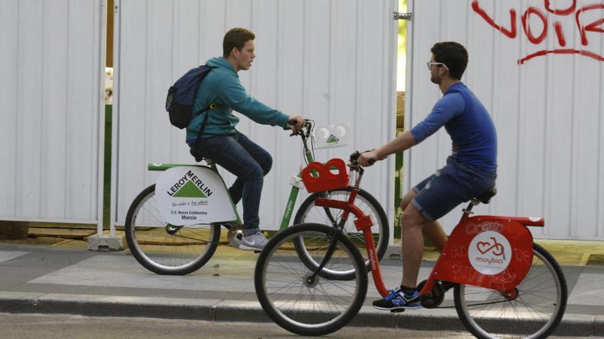 Dos ciclistas circulan por una calle en Murcia