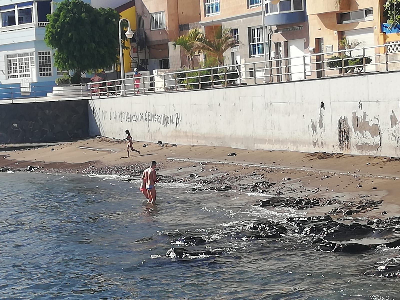 Mensajes de arena de una niña contra la violencia de arena y el bullying en Arinaga