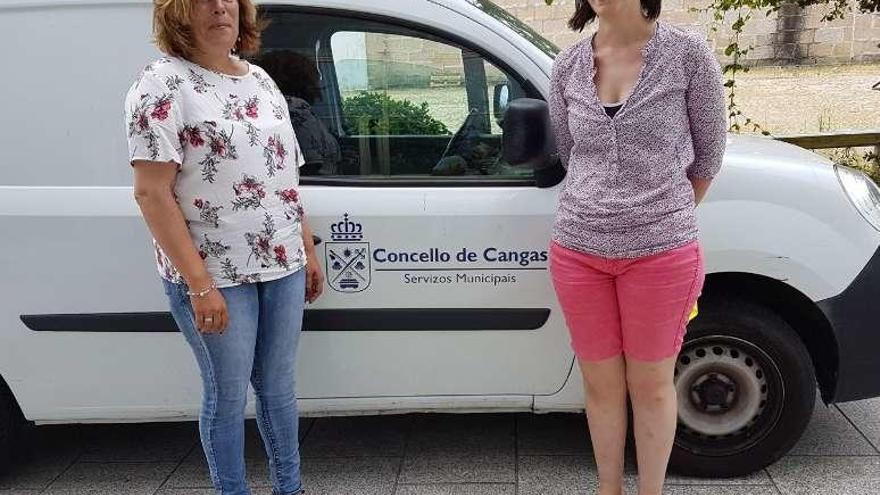 Giráldez y Castro, ayer, frente al consistorio de Cangas. // S.Á.