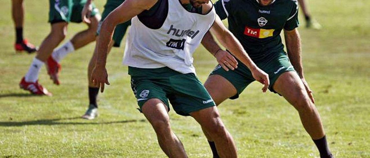 Gonzalo Verdú presiona a Claudio Medina durante el entrenamiento de ayer en Altabix.