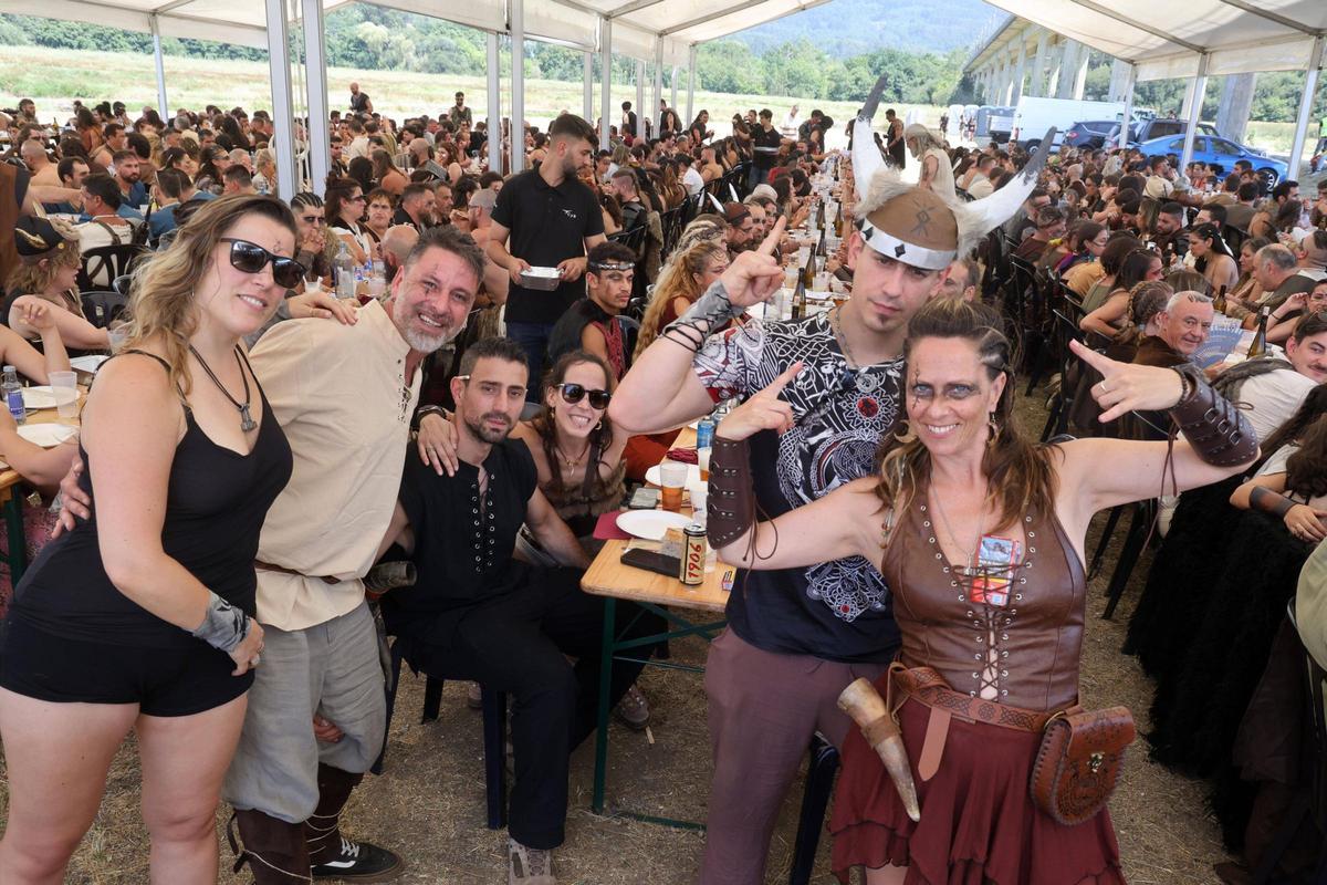 Asistentes al Xantar Vikingo celebrado en las Torres de Oeste de Catoira, donde mañana se celebra el Desembarco de la Romería Vikinga.