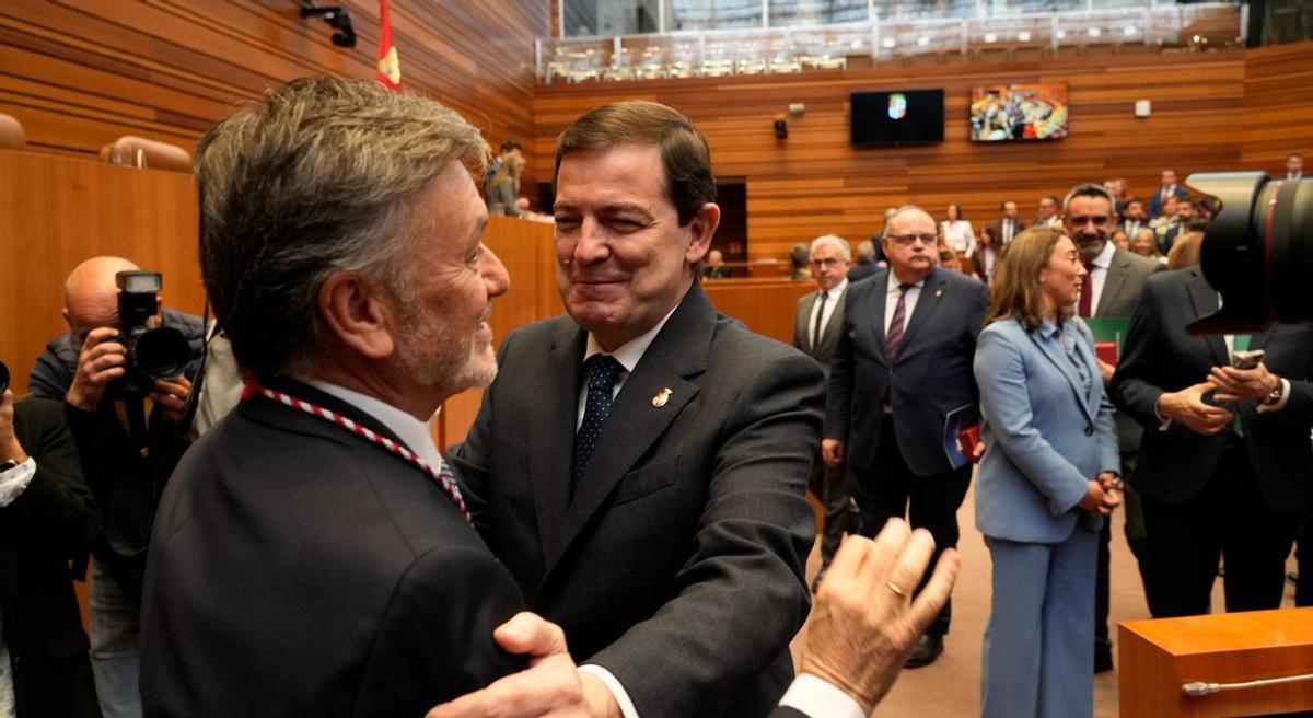 Alfonso Fernández Mañueco saluda a Francisco Vázquez. | JOSE LUIS FERNÁNDEZ