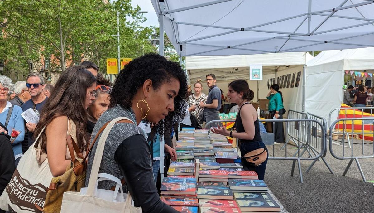 La alcaldable de la CUP, Basha Changue, mirando libros por Sant Jordi.