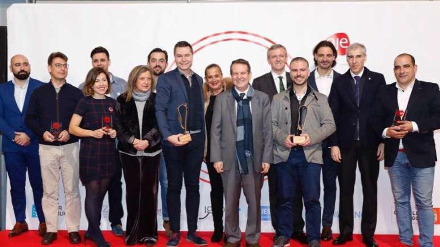 Foto de familia de los premiados por AJE Galicia y autoridades.