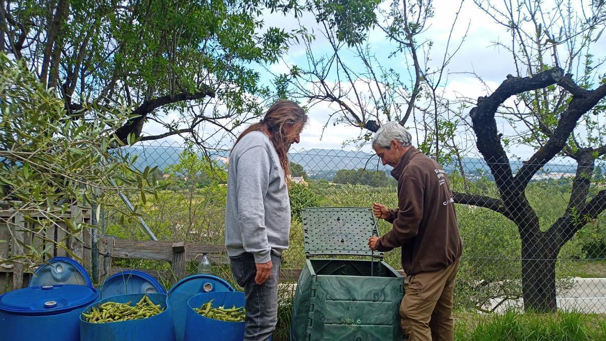 Técnicos del COR revisando unas compostadoras.