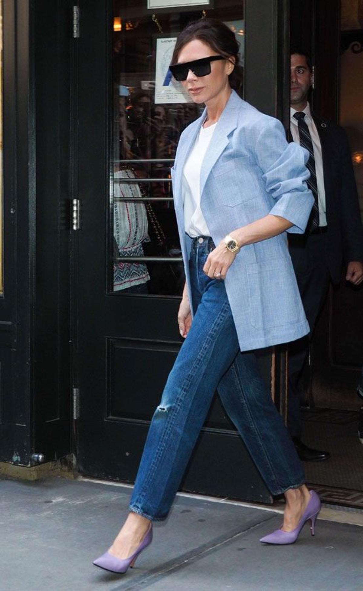 El look de Victoria Beckham con pantalón vaquero, blazer azul y tacones midi