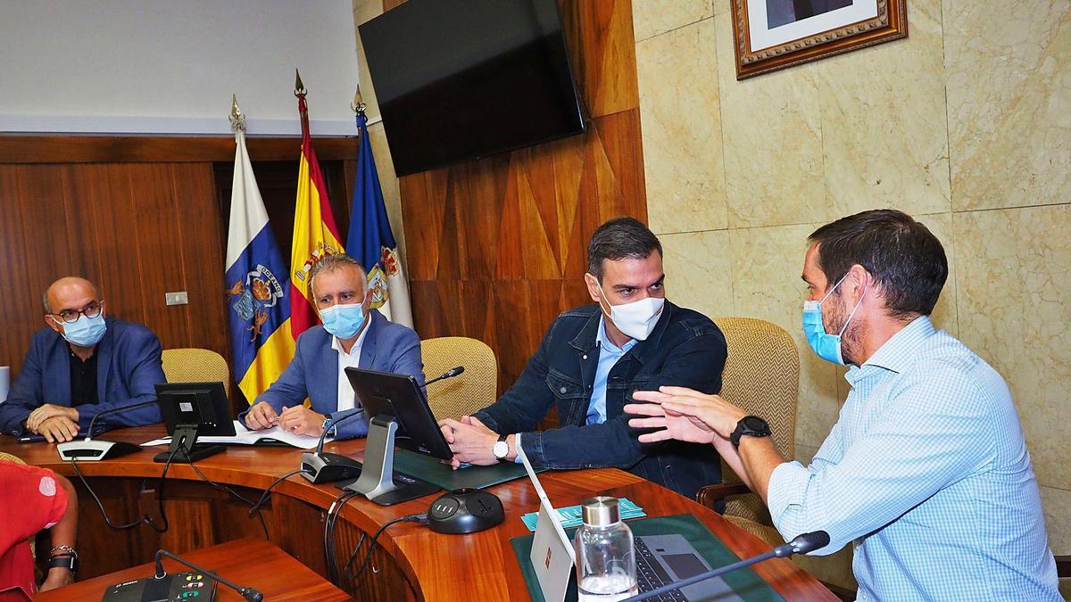 Pedro Sánchez escucha al presidente del Cabildo de La Palma, Mariano Hernández Zapata, durante la reunión de ayer.