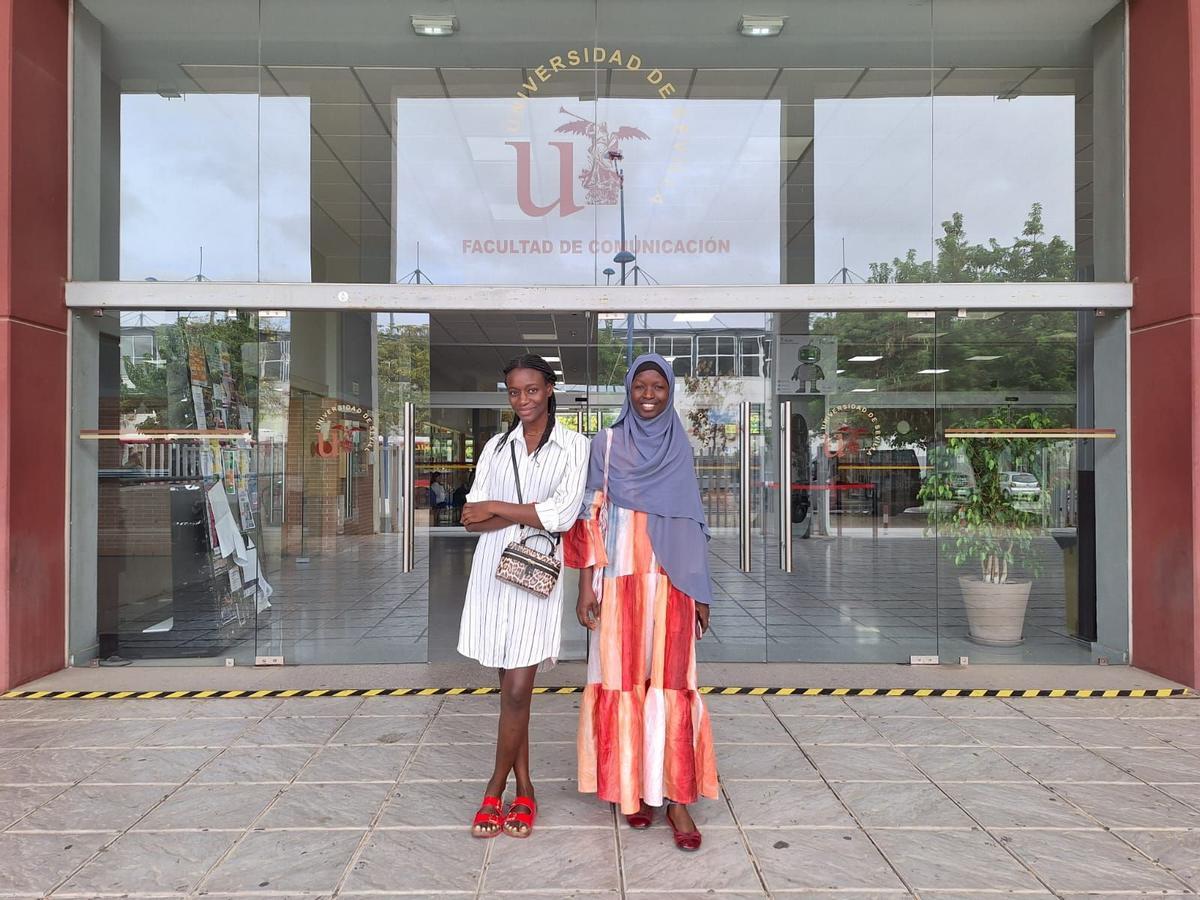 Vardineia Semedo (izda.) y Lolita Aminata Candé (dcha.) en la entrada de la Facultad de Comunicación de la Universidad de Sevilla.