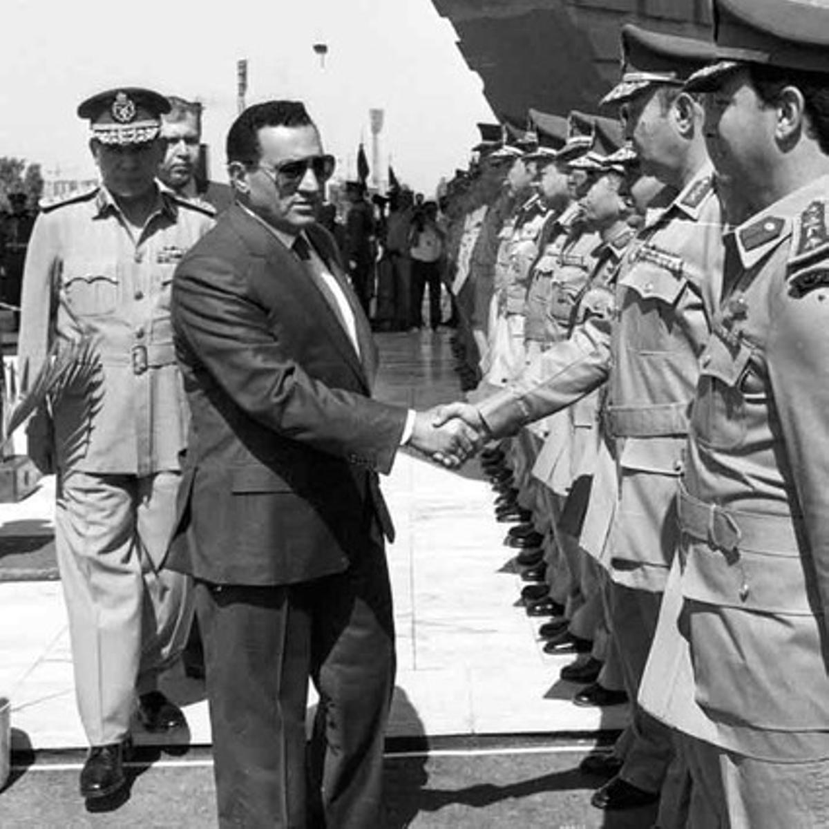 Mubarak saluda a varios mandos militares de las Fuerzas Armadas egipcias, en El Cairo, en octubre de 1989.