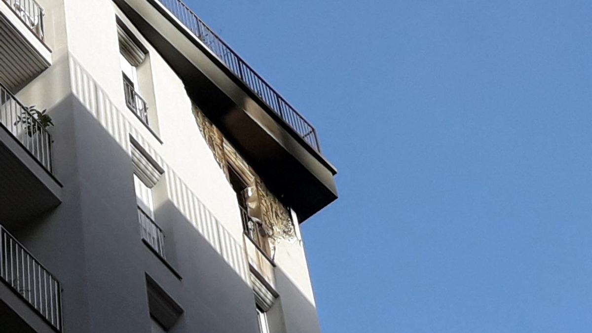 La vivienda incendiada en el edificio de la avenida de Madrid, en Barcelona.