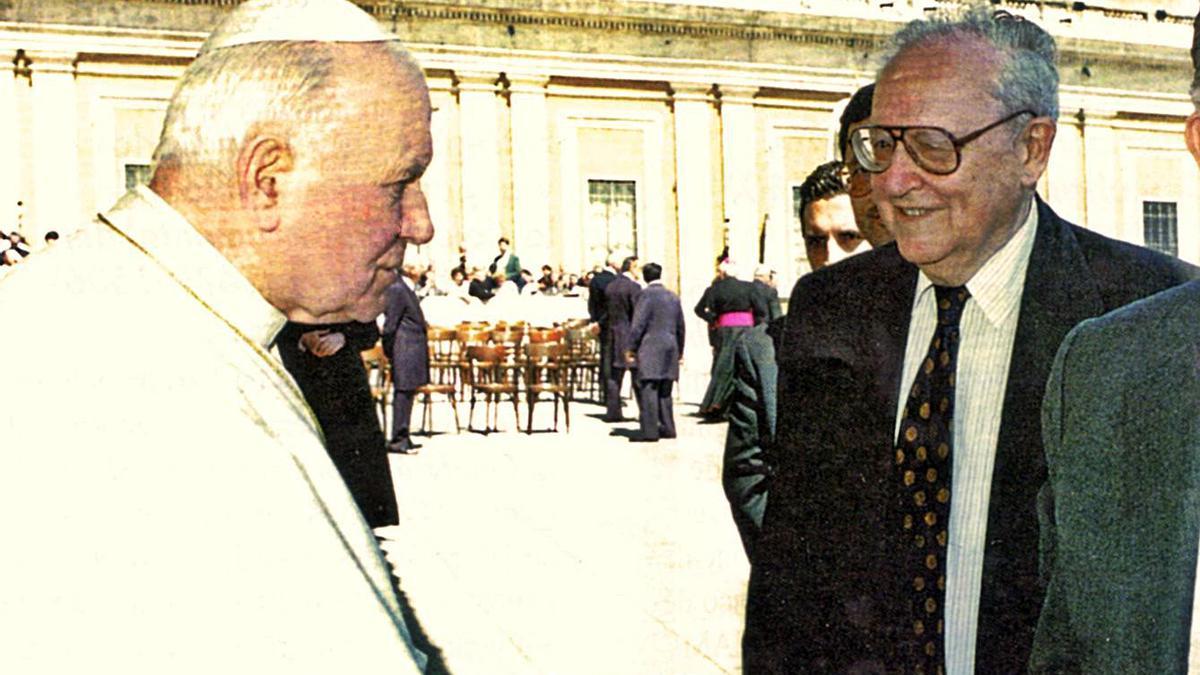 Un jovencísimo Ignacio Larramendi informa a la Junta General
de mutualistas de Mapfre en julio de 1958.