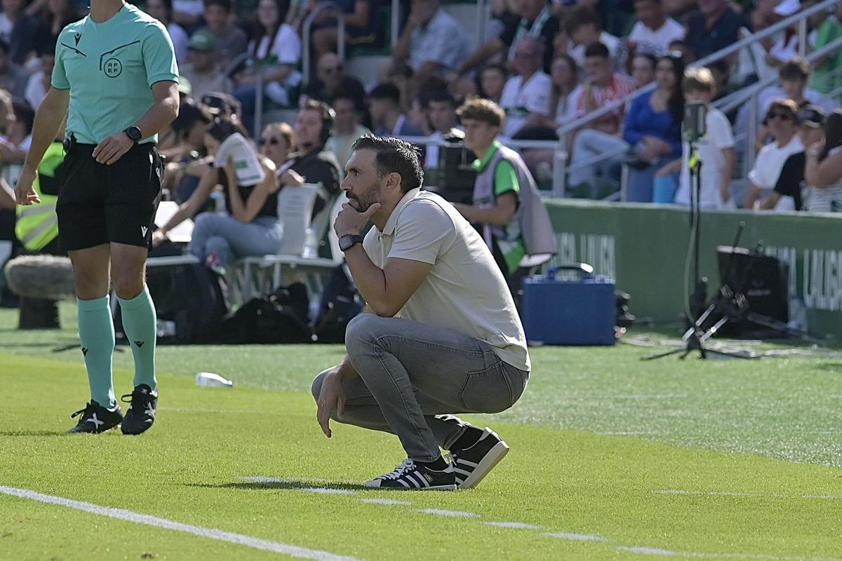 Eder Sarabia observa el duelo ante el Athletic Club desde el área técnica.