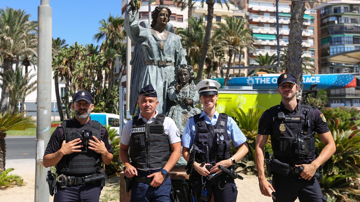 Los agentes delante del monumento homenaje a la Policía Nacional en Alicante.