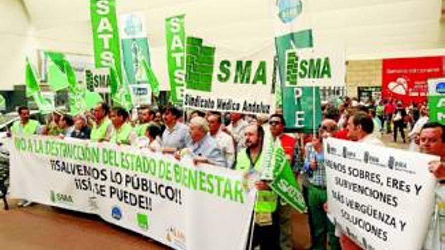 Funcionarios públicos exigen a la Junta que restituya la paga extra