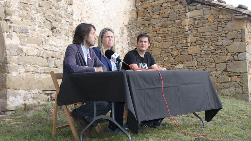 Per l&#039;esquerra, el diputat  Josep Ramon Mut, l&#039;alcaldessa de Vilada Montse Badia i el regidor Quim Espelt davant de l&#039;església