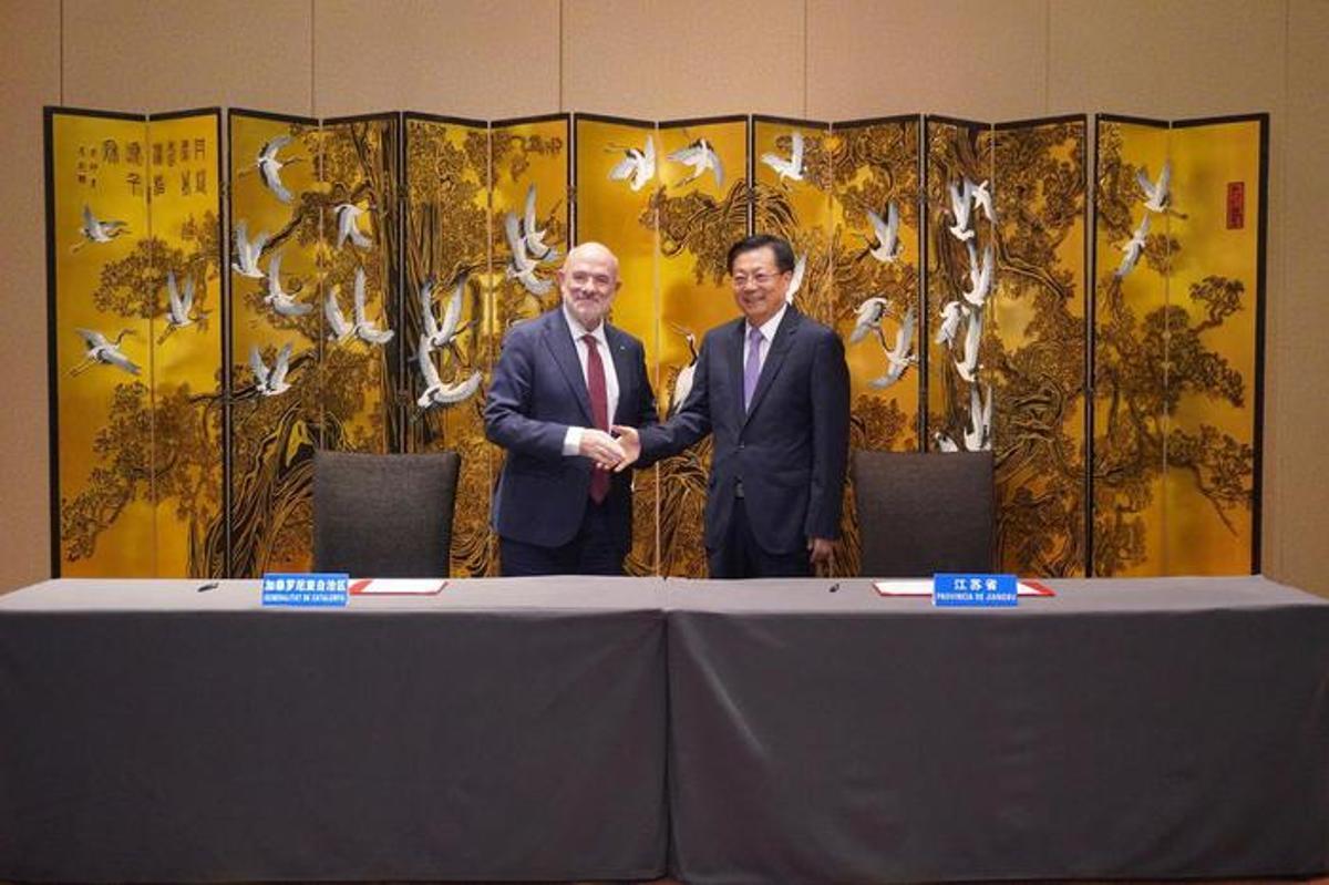 Duch firma el acuerdo amb el vicegovernador de Jiangsu, Ma Shiguang.