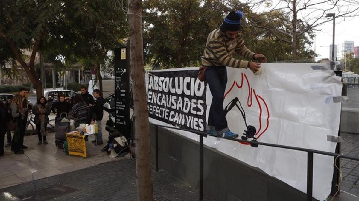 Apoyo a los enjuciados por los alborotos de Can Vies, en la puerta de la Ciutat de la Justícia.