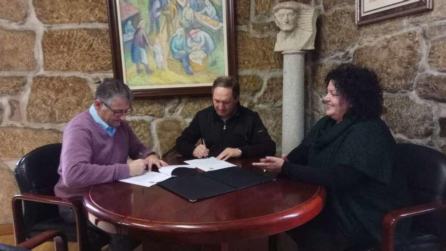 Cuiña, Vilar y Peón durante la firma del contrato de colaboración entre ambas entidades.