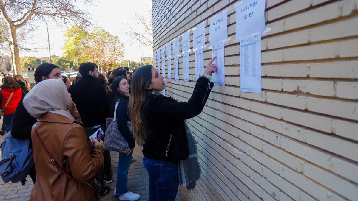 Estudiantes buscan su aula en unas oposiciones recientes celebradas en València.