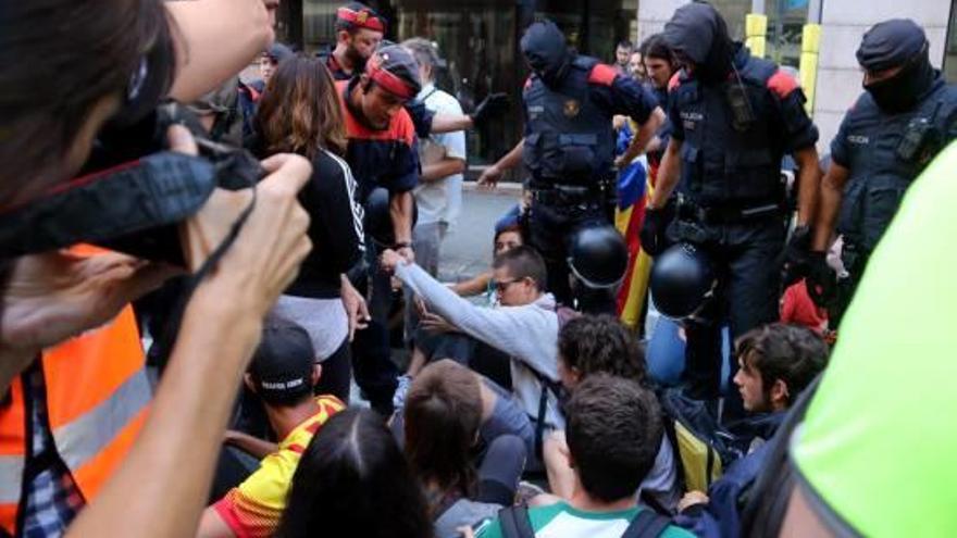 Mossos d&#039;Esquadra i manifestants, al Departament d&#039;Exteriors, el 20 de setembre.