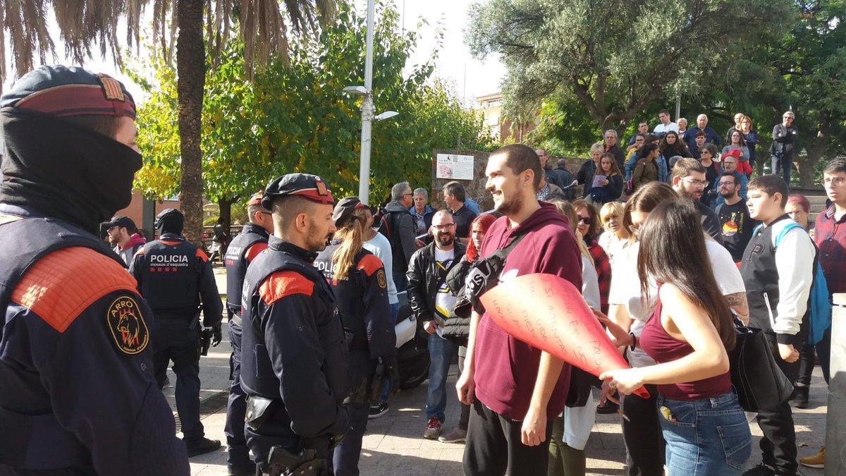 Manifestación en Santa Coloma en protesta por la agresión sexual en el metro de Can Peixauet.