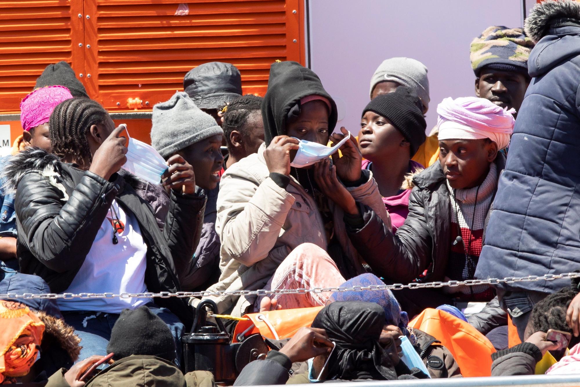 Trasladan a 40 migrantes al puerto de Arguineguín