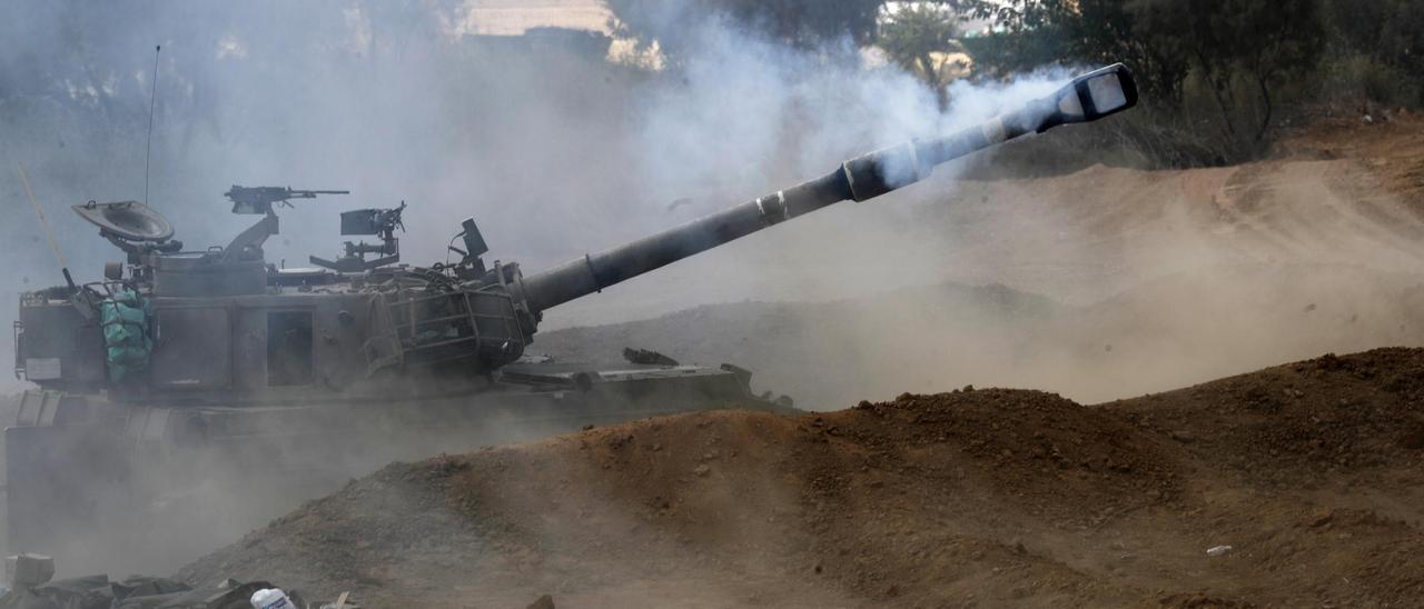 Un blindado del Ejército de Israel utilza artillería contra objdetivos en Gaza.