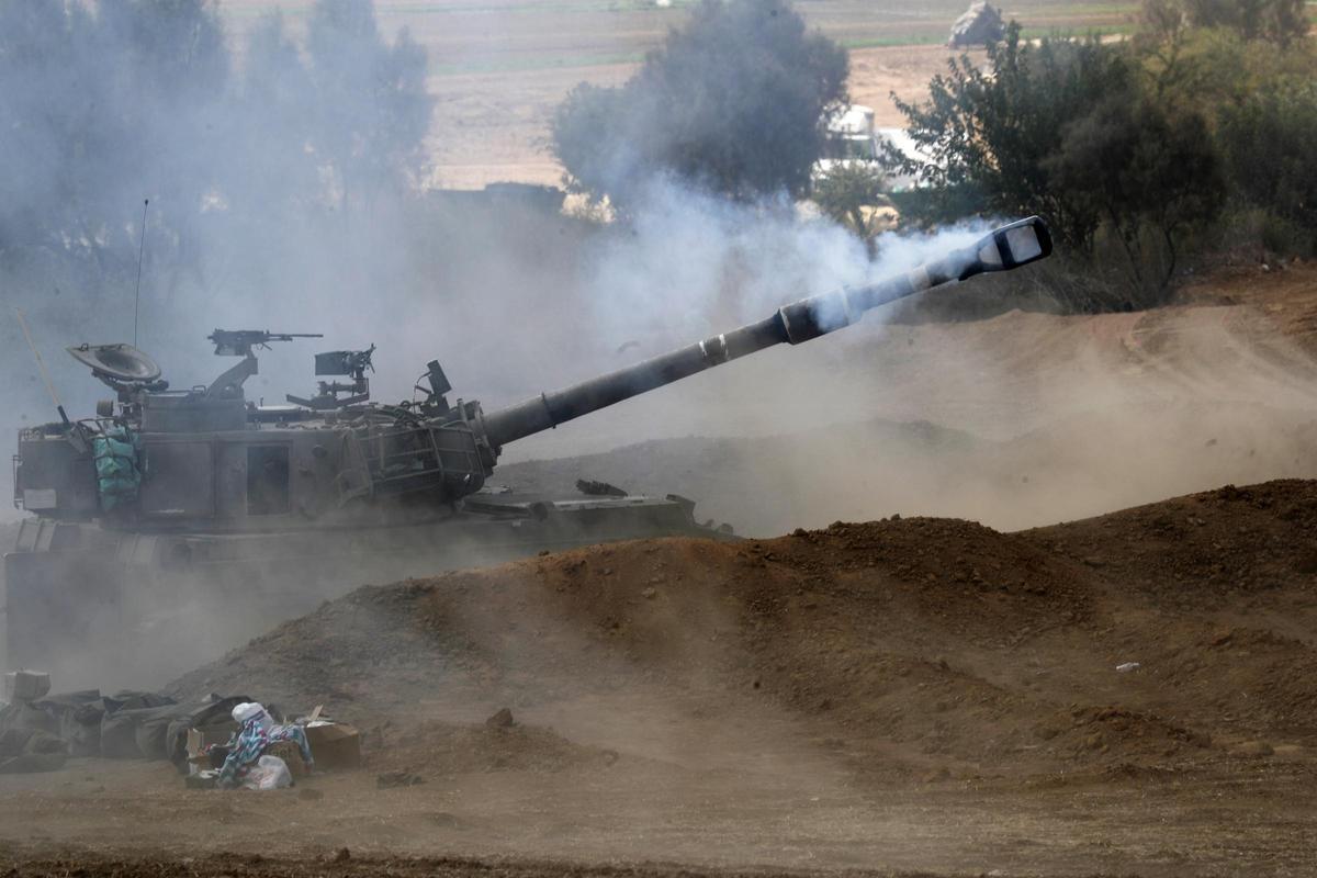 Un blindado del Ejército de Israel utilza artillería contra objdetivos en Gaza.