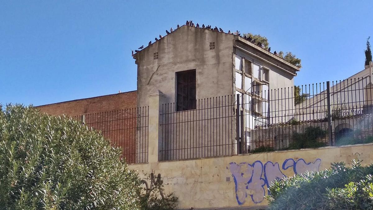 Palomas en el techo de un columbario del Cementerio de San Miguel.