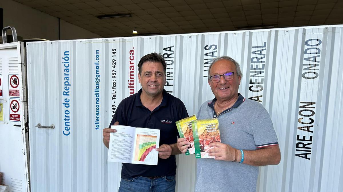 Jaime Sarmiento, acompañado por delegados sindicales de UGT, reparte información sobre las temperaturas en el trabajo en el Polígono Industrial de La Torrecilla.