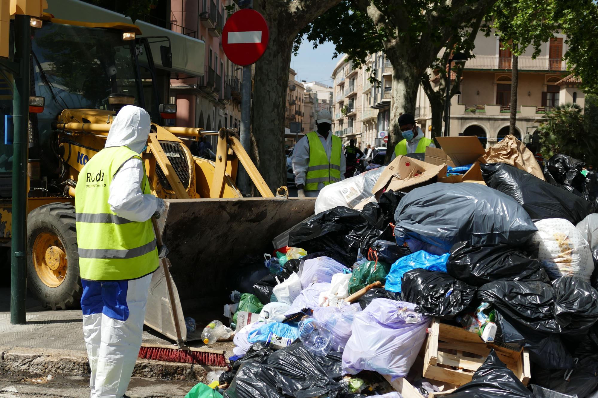 GALERIA: Comença la recollida de deixalles per part d'empreses externes