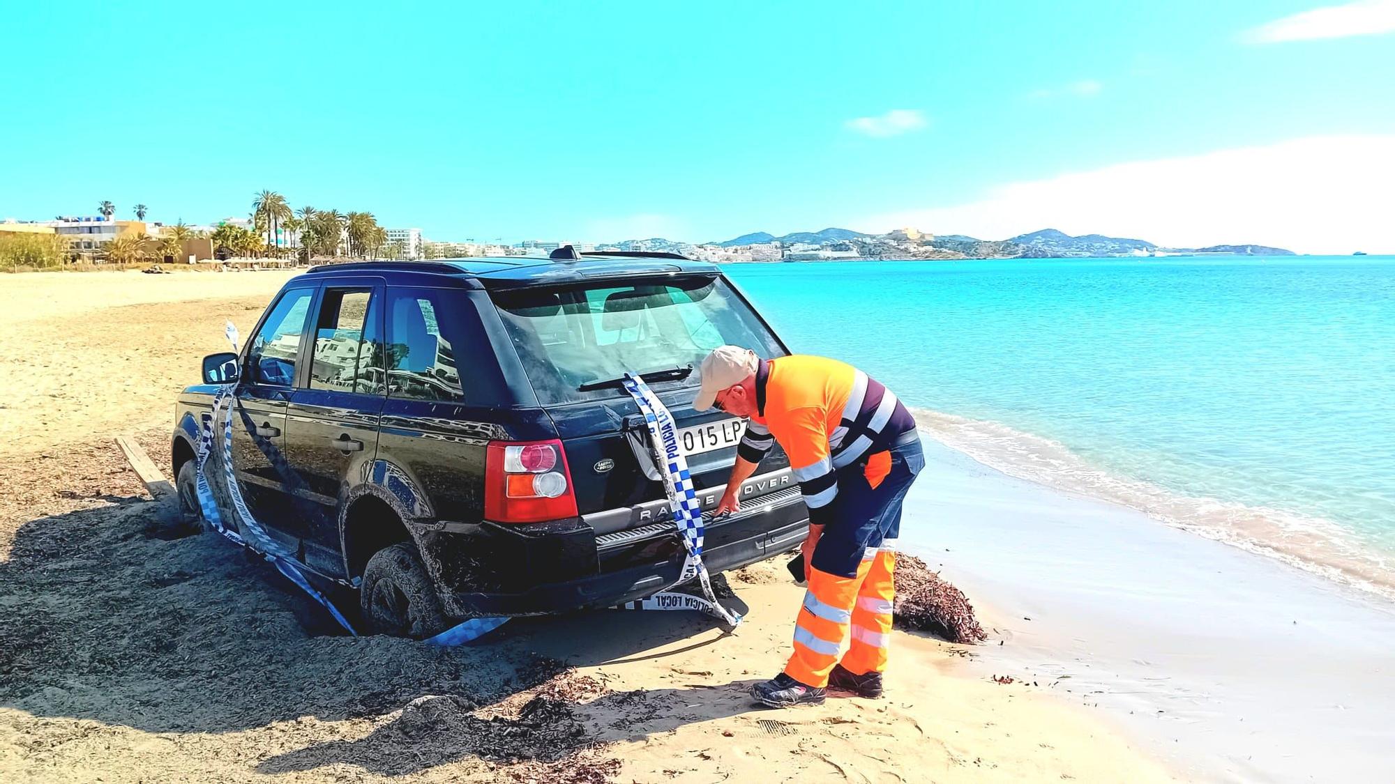 Un todoterreno, atrapado en la arena de una playa de Ibiza