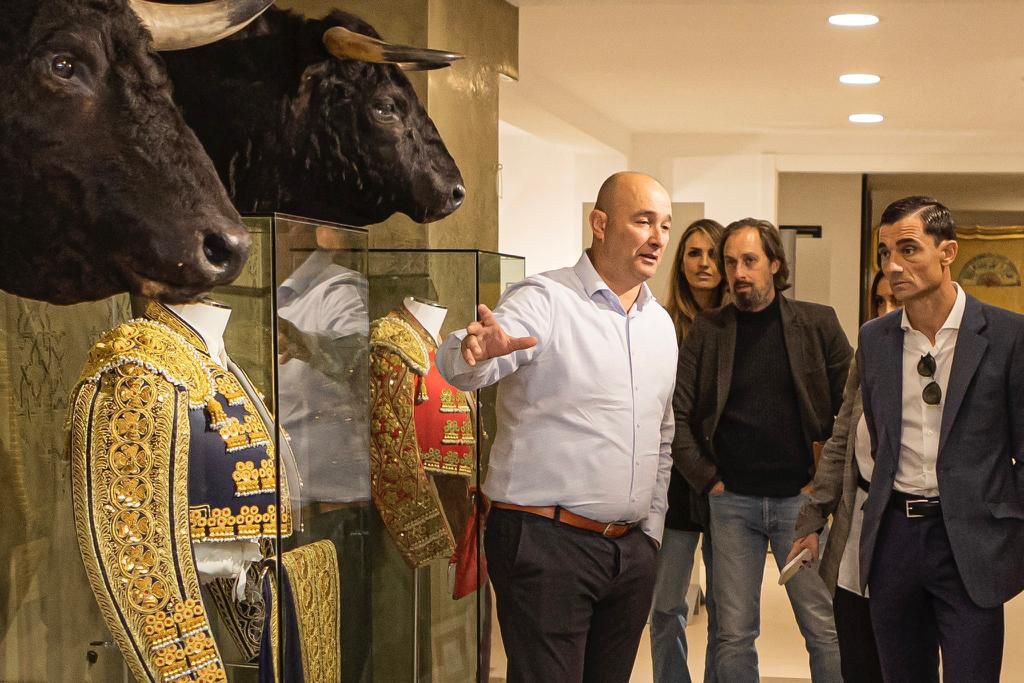 El Museu del Bou deslumbra al torero Paco Ureña: todas las fotos