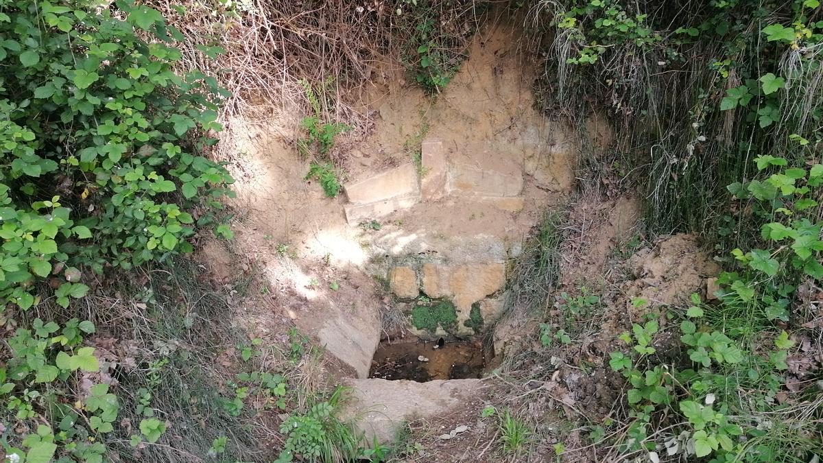 Antigua fuente que se localiza en el sendero que une el puente de piedra con el de hierro