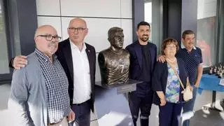 La Real Federación de Fútbol del Principado de Asturias rinde homenaje al goleador David Villa en Gijón