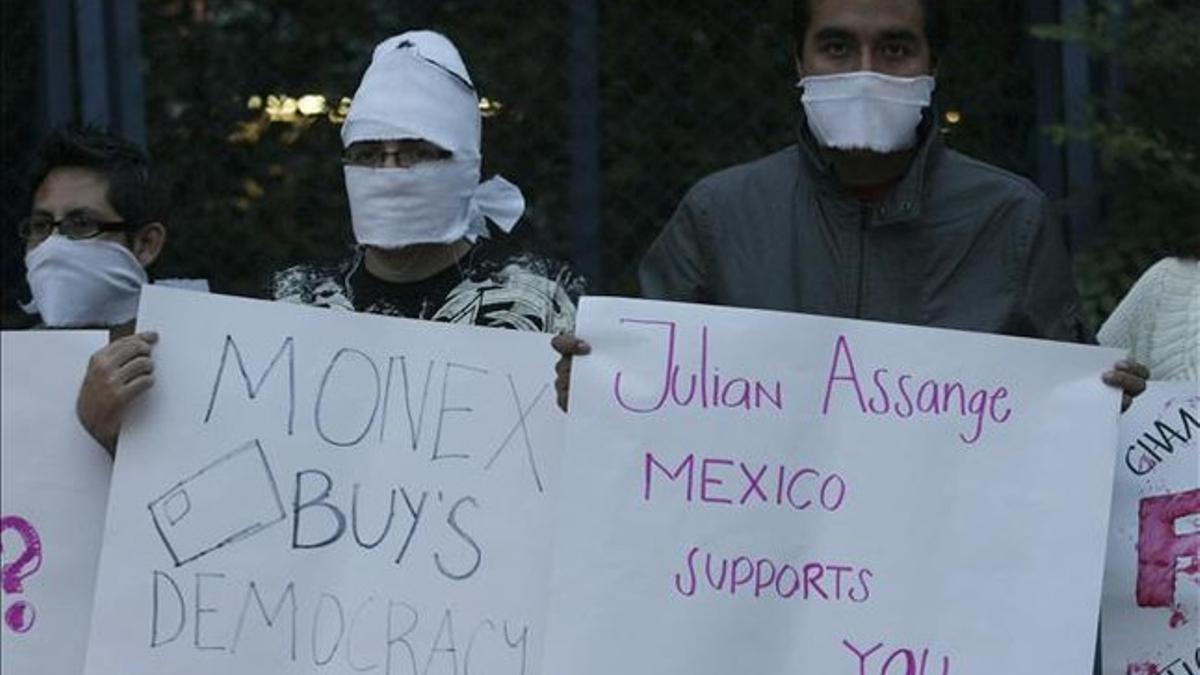 Seguidores de Assange protestan por su situación con pancartas ante la embajada de EEUU en México, el miércoles.