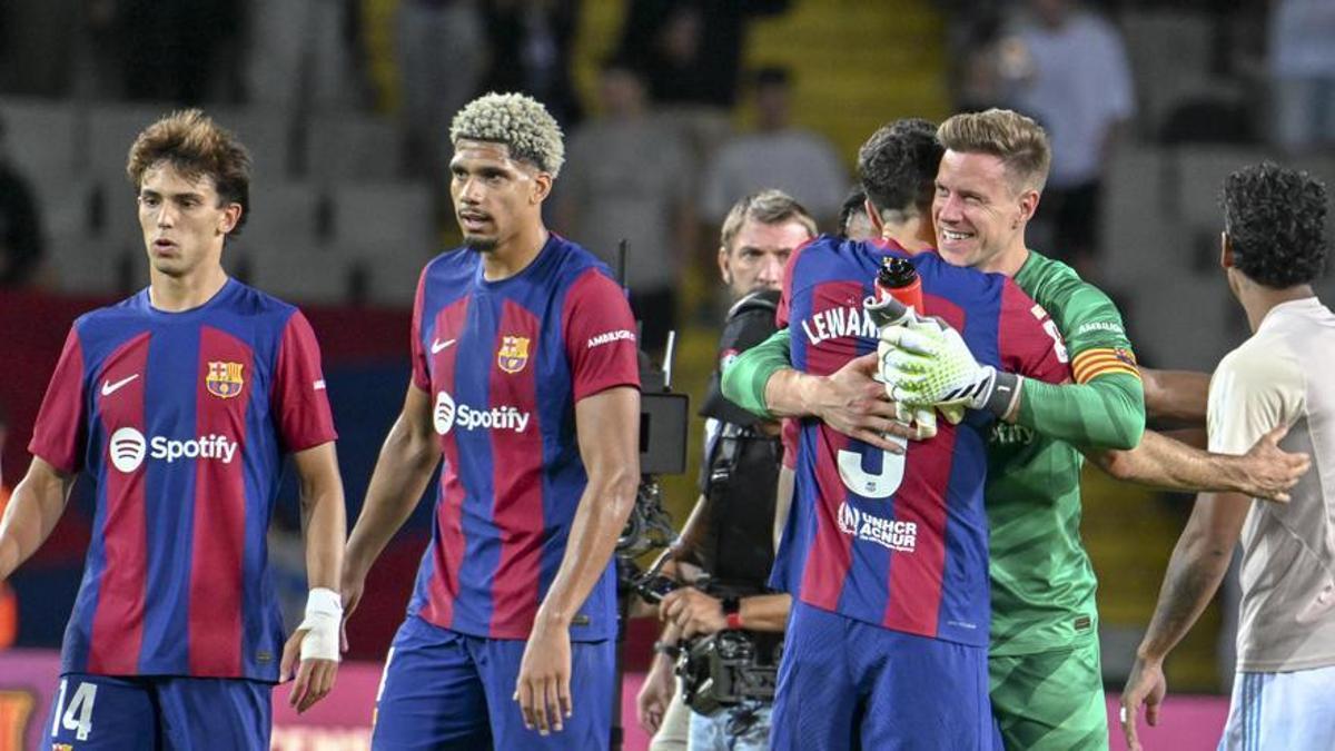 . Lewandowski y Ter Stegen se felicitan tras el triunfo del Barça sobre el Celta en Montjuïc.