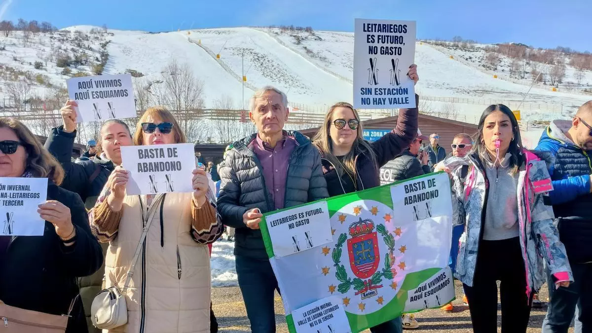 "Basta de abandono en Leitariegos", clamor de los participantes en la cacerolada de protesta convocada en la estación de esquí de León