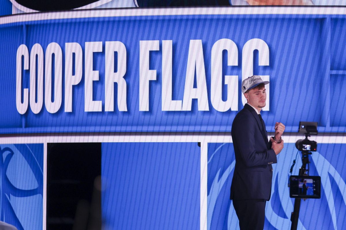 El jugador de baloncesto estadounidense Cooper Flagg es elegido número uno en el draft de la NBA por los Dallas Mavericks. EFE/SARAH YENESEL. SHUTTERSTOCK OUT