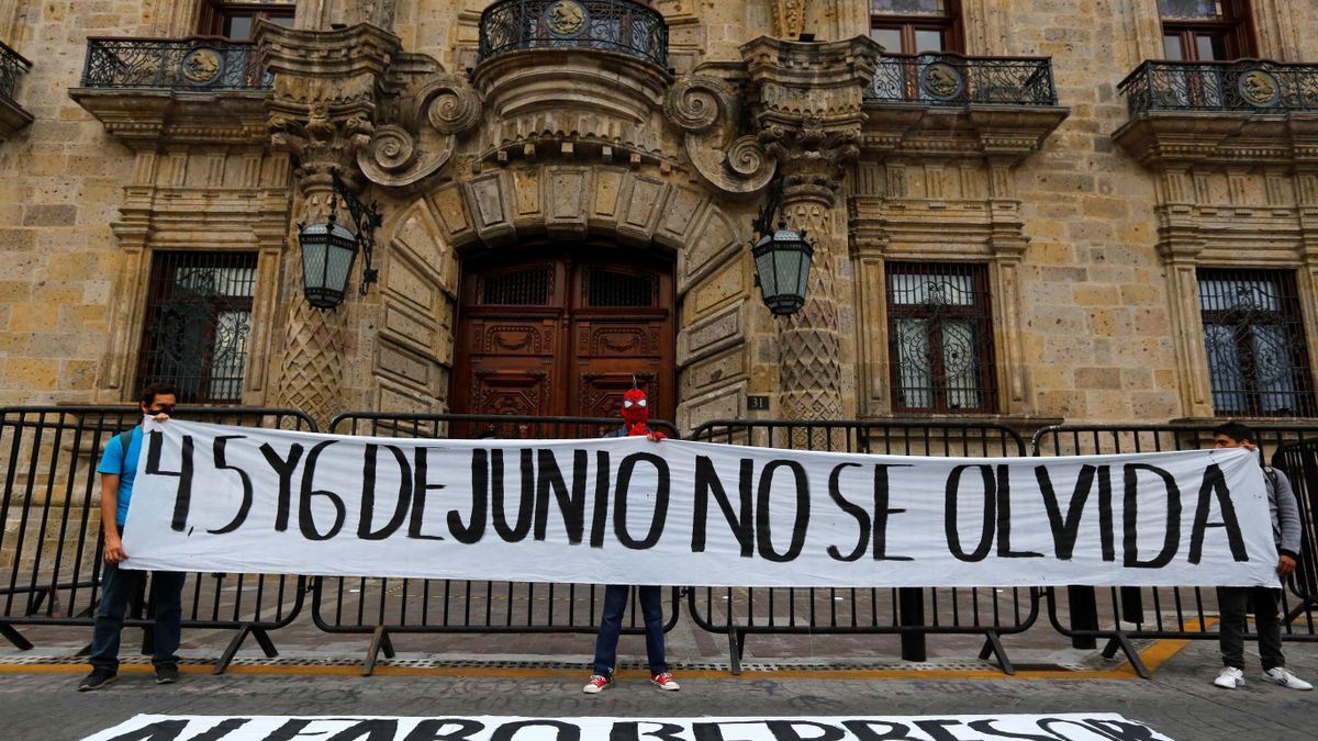 Protestan en México contra la represión policial por la muerte de un detenido.