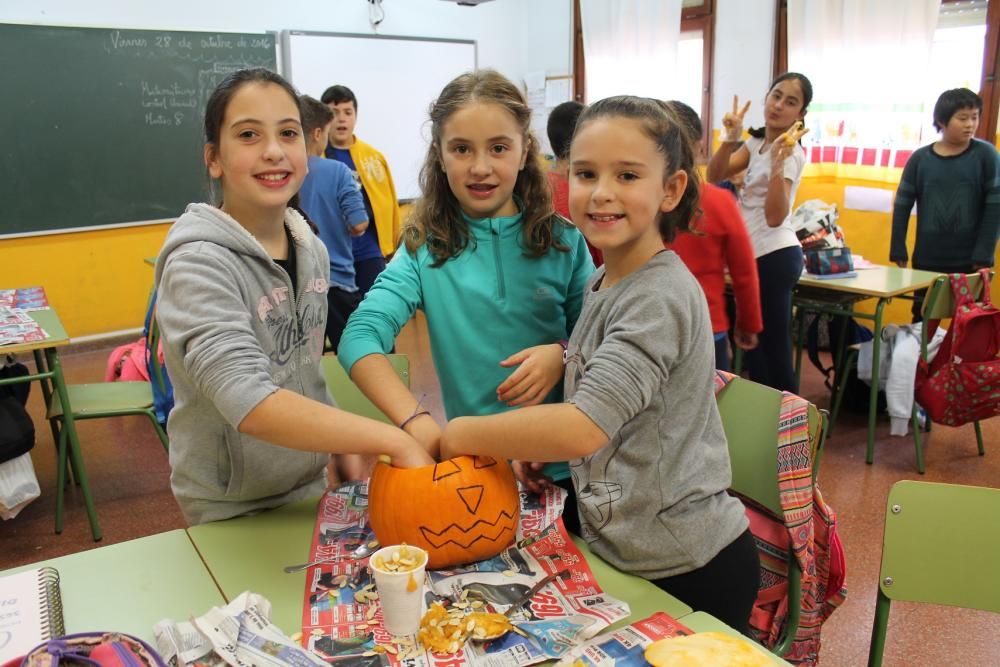 Por la izquierda, María de la Rosa, Marina Álvarez y Anais Bango con una calabaza en el colegio de La Ería