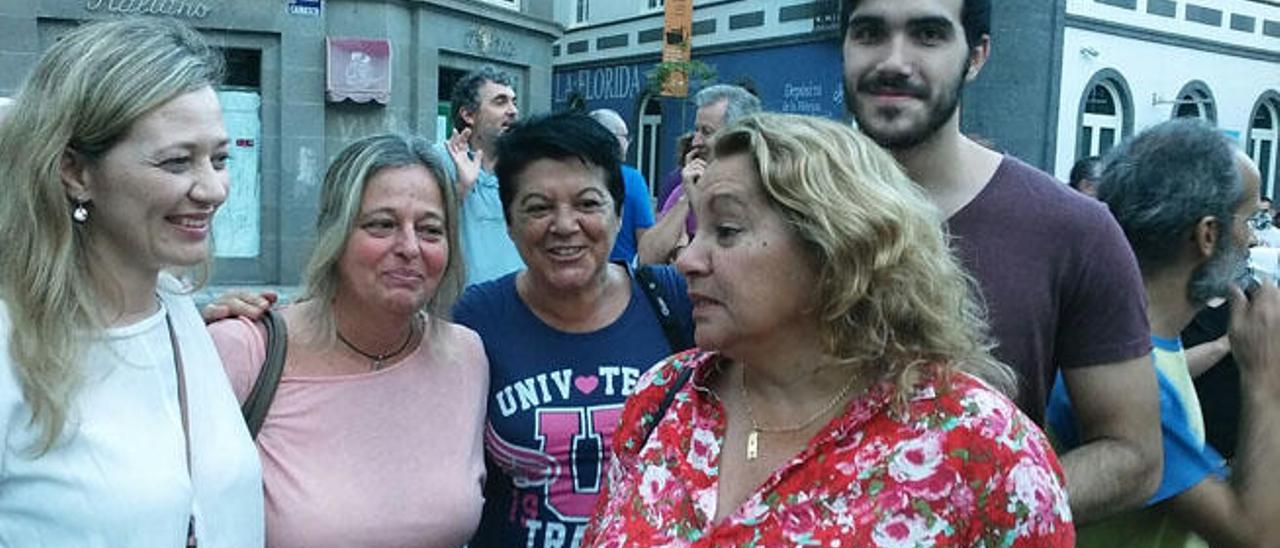 Victoria Rosell, a la izquierda, junto a Meri Pita (dcha), secretaria general de Podemos Canarias, en la Plaza de Cairasco.